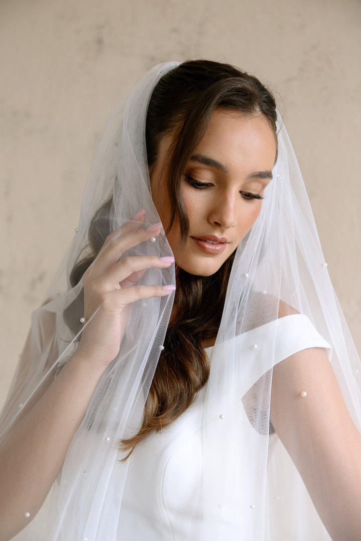 Voile de mariée Isola 300 cm, perles sur le tulle, main au visage