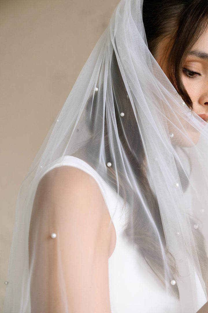 Voile de mariée Isola 300 cm, détail des perles sur l'épaule