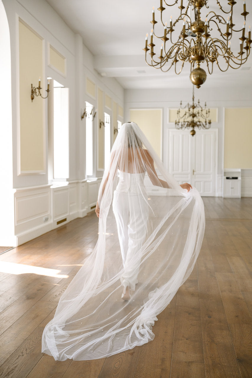 Voile de mariée Isola 300 cm, voile déployé dans une salle claire