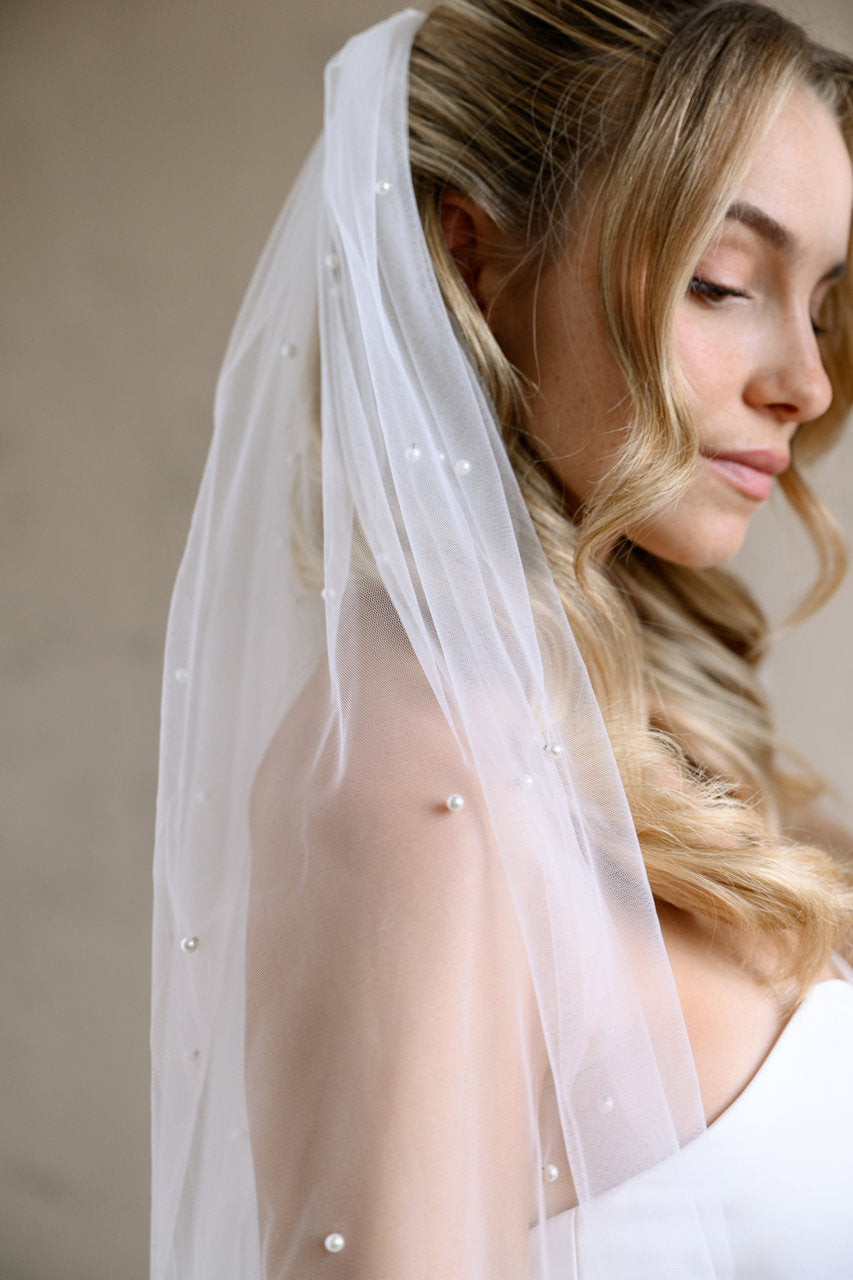 Voile de mariée Ivelia 80 cm, perles, tulle souple ivoire, détail des perles de profil