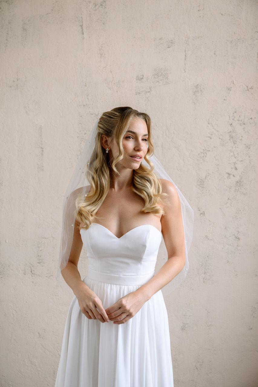 Voile de mariée Ivelia 80 cm, vue de face, robe visible