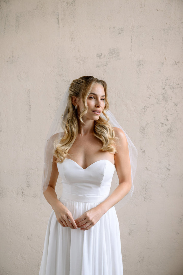 Voile de mariée Ivelia 80 cm, vue de face, robe visible