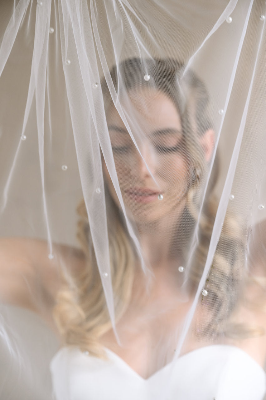 Voile de mariée Ivelia 80 cm, détail des perles, tulle devant le visage