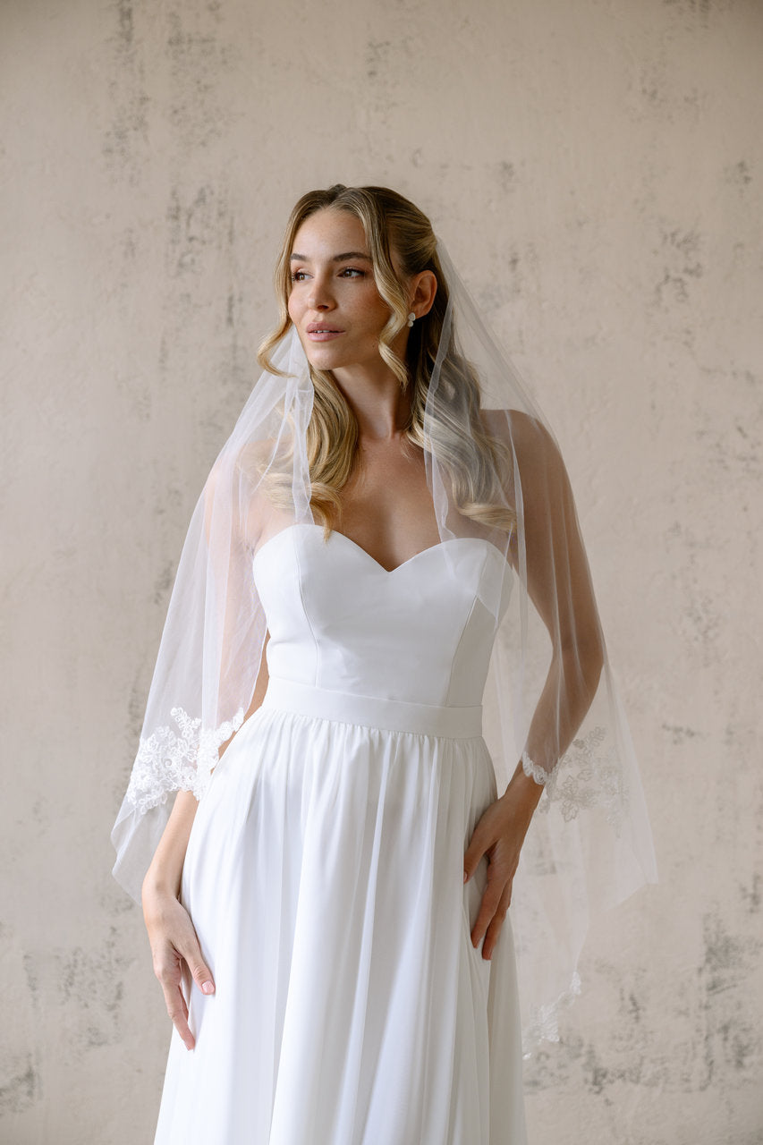 Voile de mariée Meloria 106 cm, tulle souple ivoire, bord festonné, vue de face