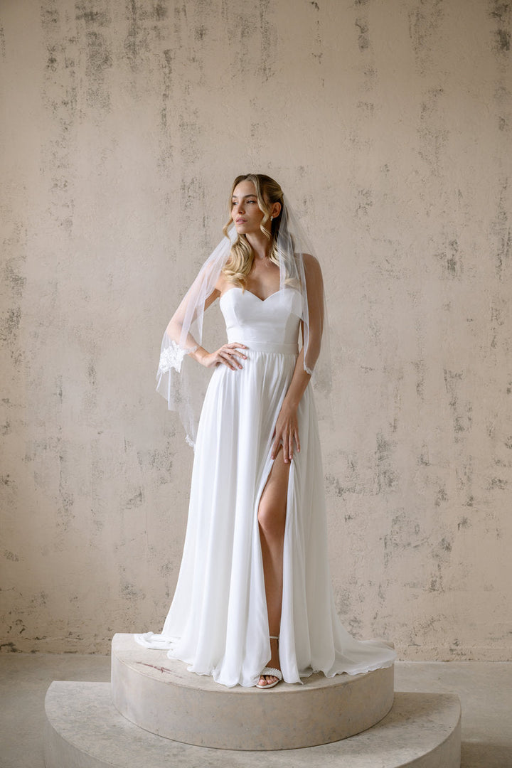 Voile de mariée Meloria 106 cm, vue de profil sur robe fendue
