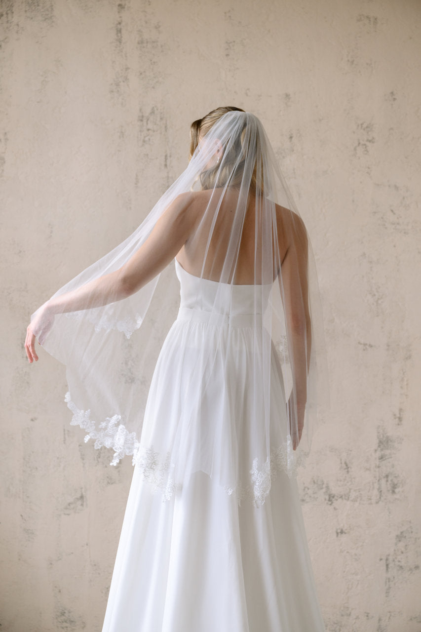 Voile de mariée Meloria 106 cm, bord de dentelle en mouvement