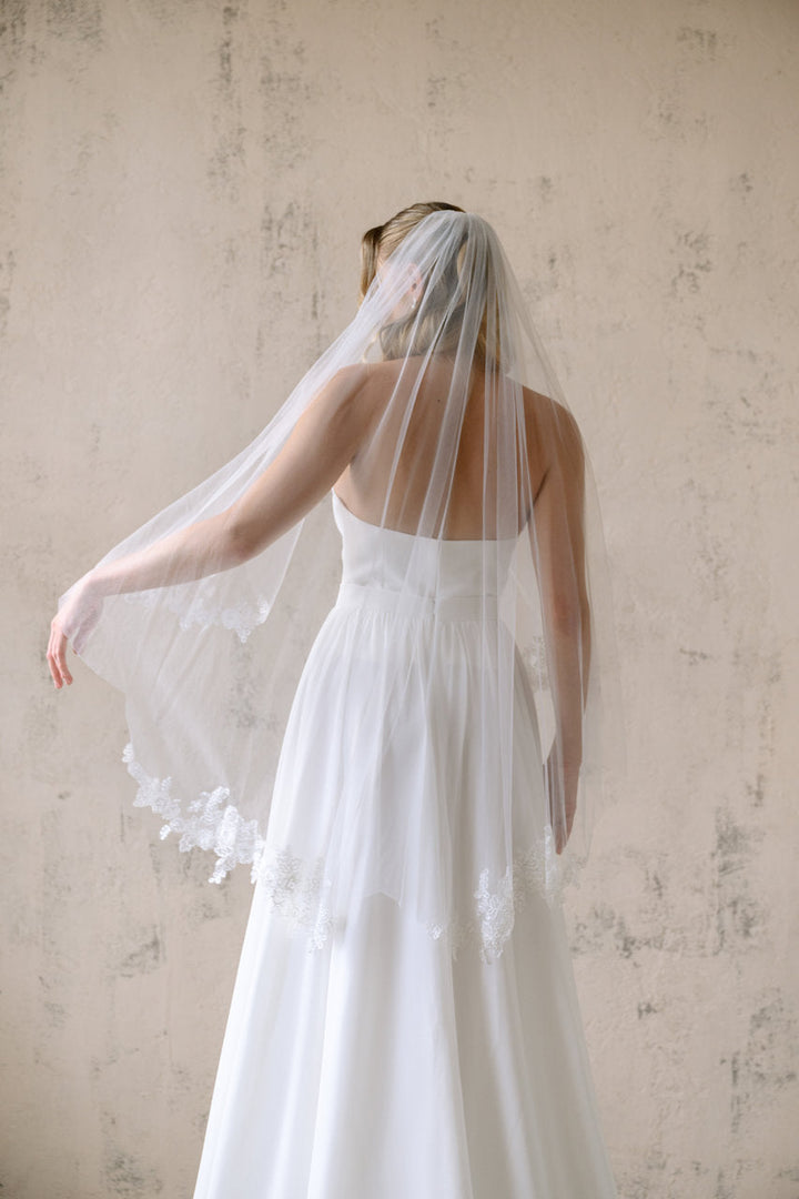 Voile de mariée Meloria 106 cm, bord de dentelle en mouvement