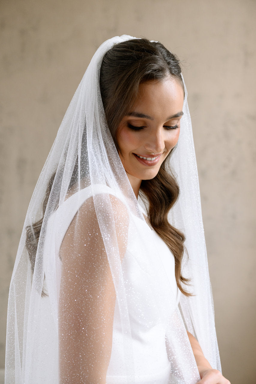 Voile de mariée Odessa 300 cm, mariée souriante, voile sur la tête
