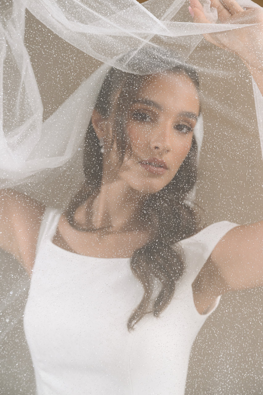 Voile de mariée Odessa 300 cm, paillettes en gros plan devant le visage