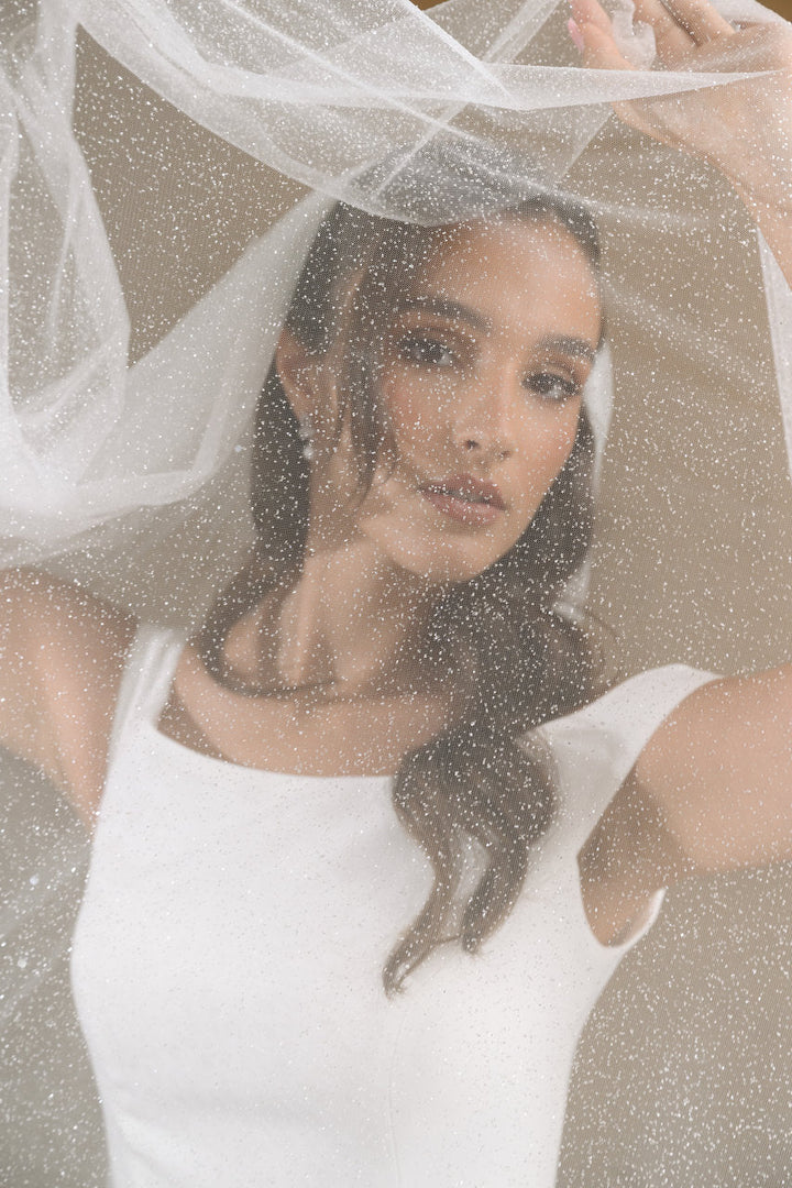 Voile de mariée Odessa 300 cm, paillettes en gros plan devant le visage