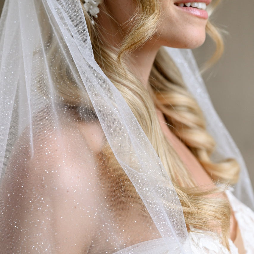 Voile de mariée Ophelia 80 cm, tulle pailleté ivoire, détail des paillettes