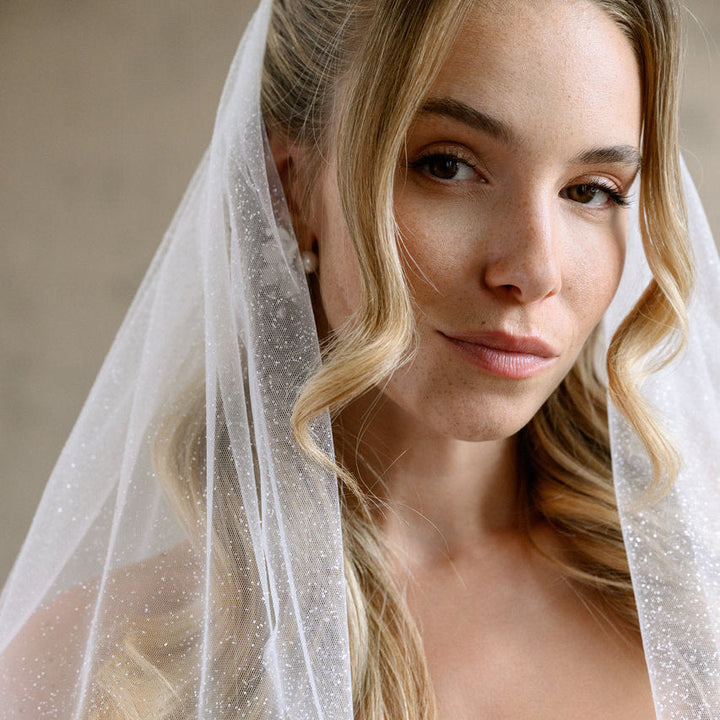 Voile de mariée Ophelia 80 cm, gros plan du visage sous le tulle