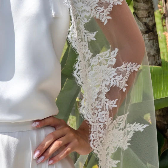 Voile de mariée Ophiria WD124, fleurs de dentelle sur le bord du tulle