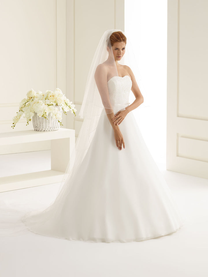 Voile de mariée cathédrale 300 cm avec rabat de 90 cm en tulle ivoire à bordure festonnée et cristaux S143S Bianco Evento