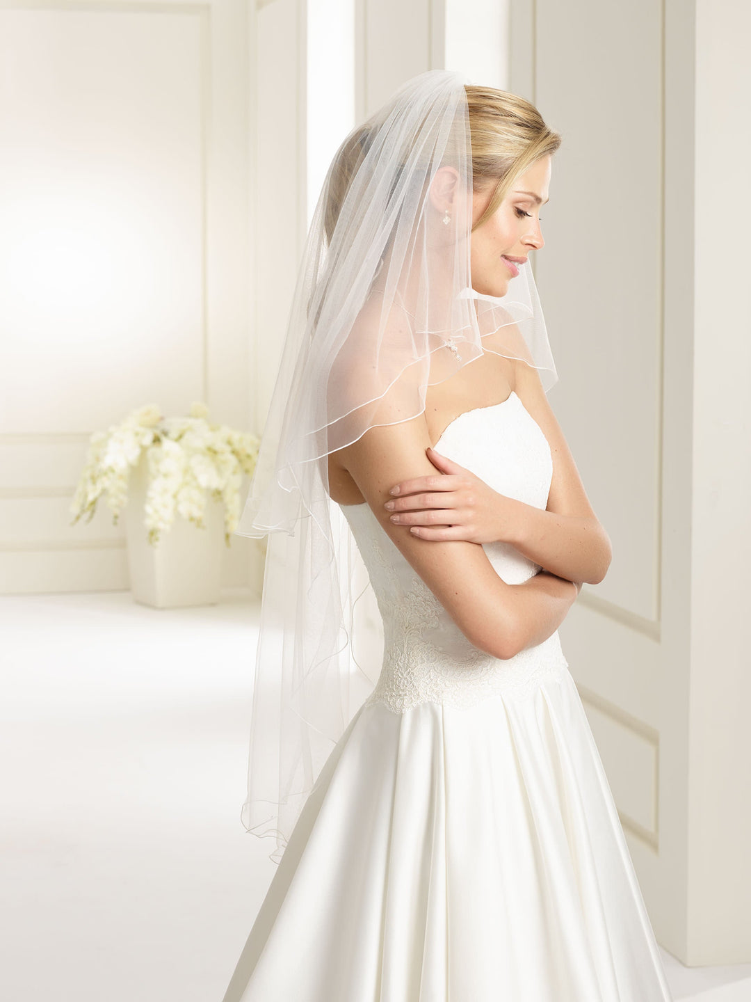 Voile de mariée court 110 cm avec rabat de 70 cm en tulle ivoire à contour festonné S194 Bianco Evento