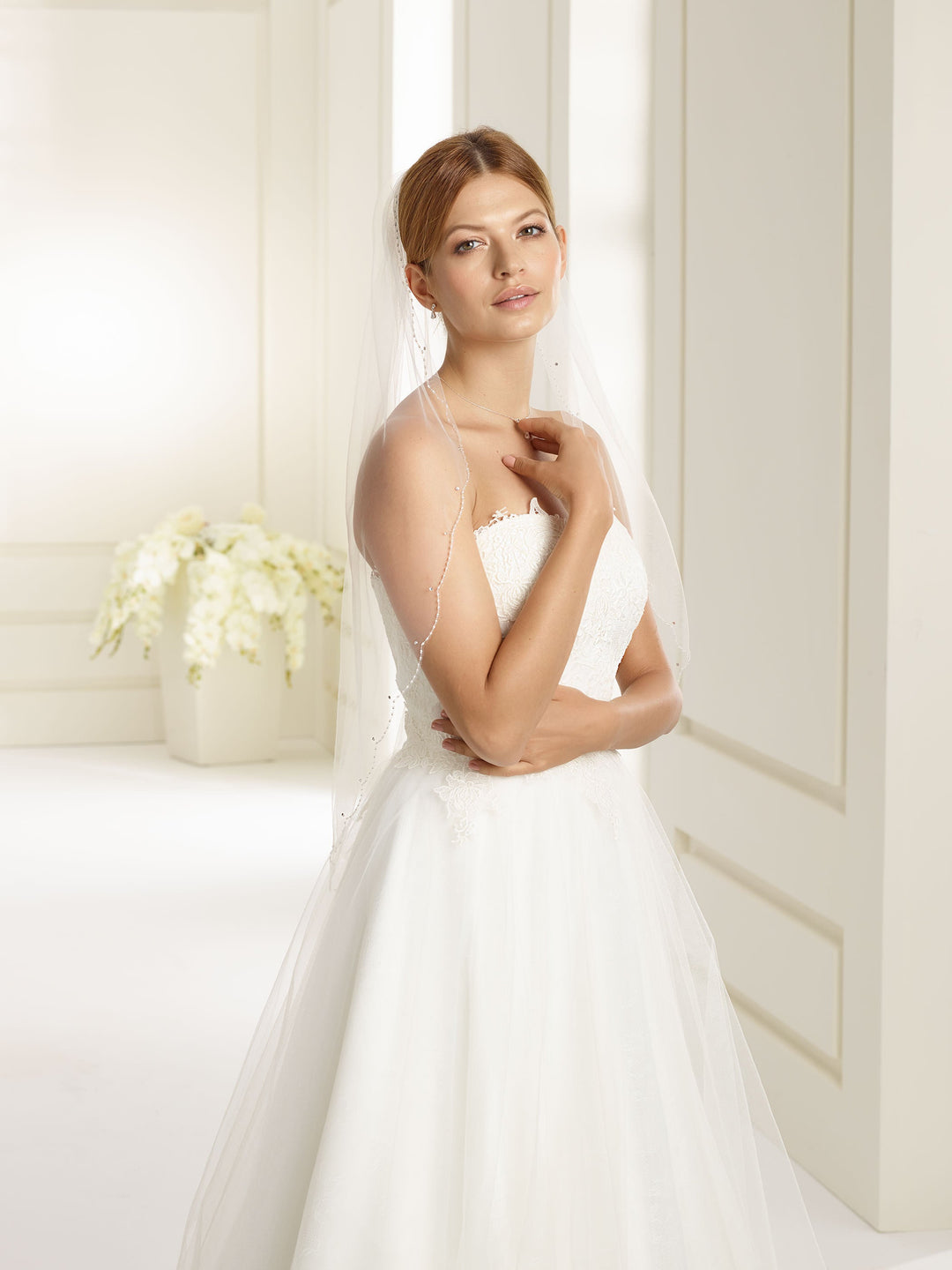 Voile de mariée court 80 cm en tulle ivoire à bordure perlée et cristaux longueur coudes S205 Bianco Evento