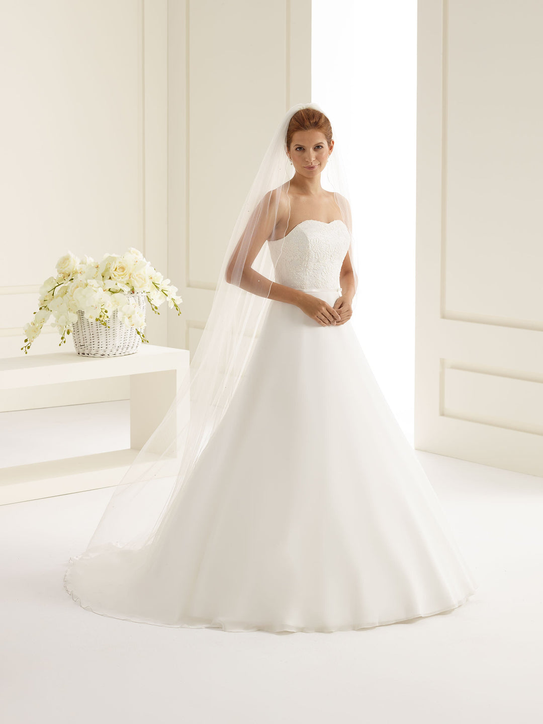 Voile de mariée chapelle 200 cm en tulle ivoire à bordure festonnée rehaussée de cristaux S222 Bianco Evento