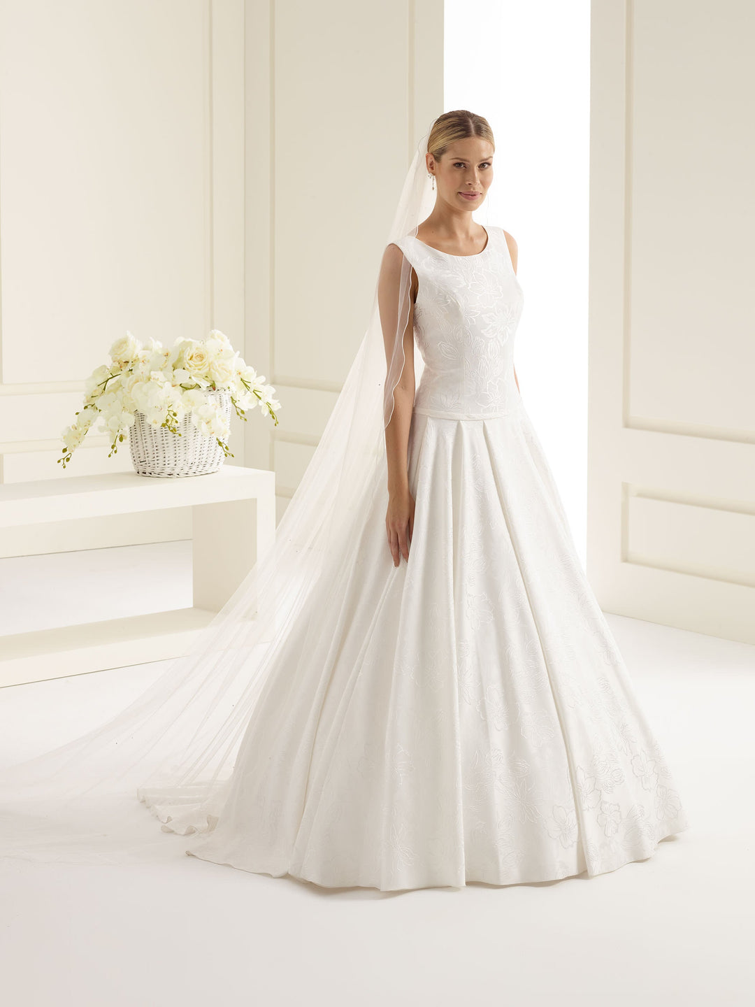 Voile de mariée cathédrale 250 cm en tulle ivoire à bordure festonnée et cristaux S223 Bianco Evento