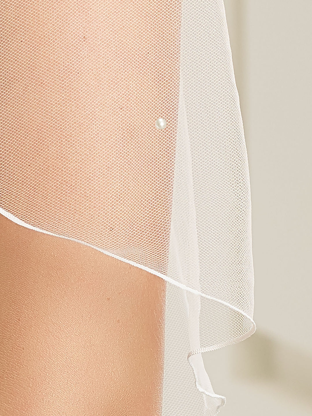 Détail de la bordure festonnée semée de perles du voile de mariée court S22P Bianco Evento