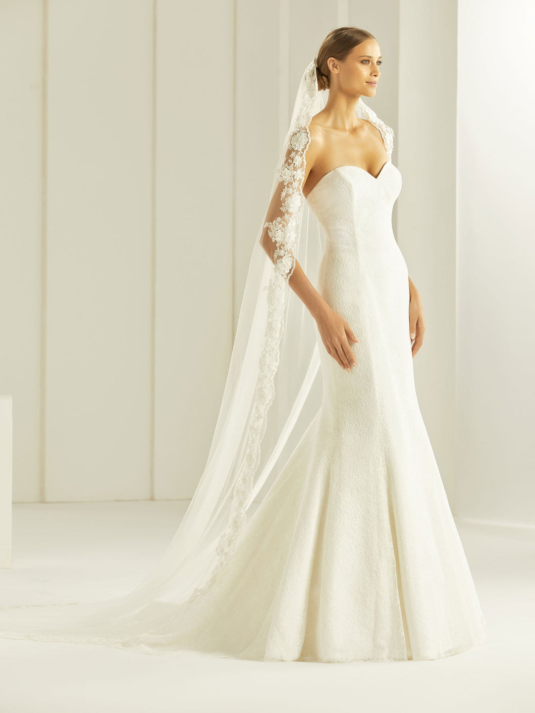 Voile de mariée cathédrale 250 cm en tulle souple ivoire à bordure en dentelle S274 Bianco Evento