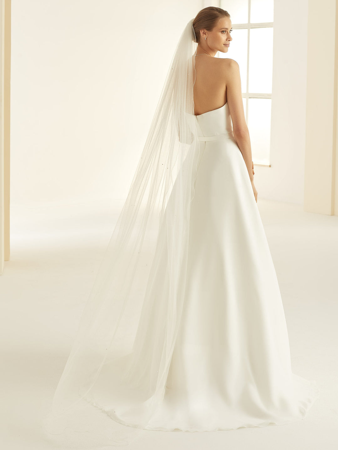 Voile de mariée chapelle 220 cm en tulle souple ivoire semé de 39 cristaux à bord rouloté S321 Bianco Evento