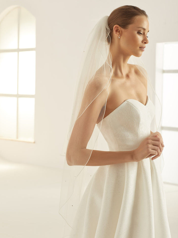 Voile de mariée court avec rabat 110 cm en tulle souple ivoire à 32 cristaux et bord rouloté S322 Bianco Evento