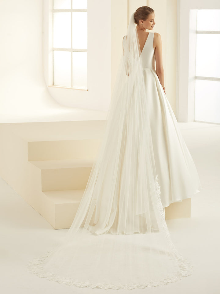 Voile de mariée S342 cathédrale 280 cm en tulle doux ivoire, vu de dos sur une robe en satin