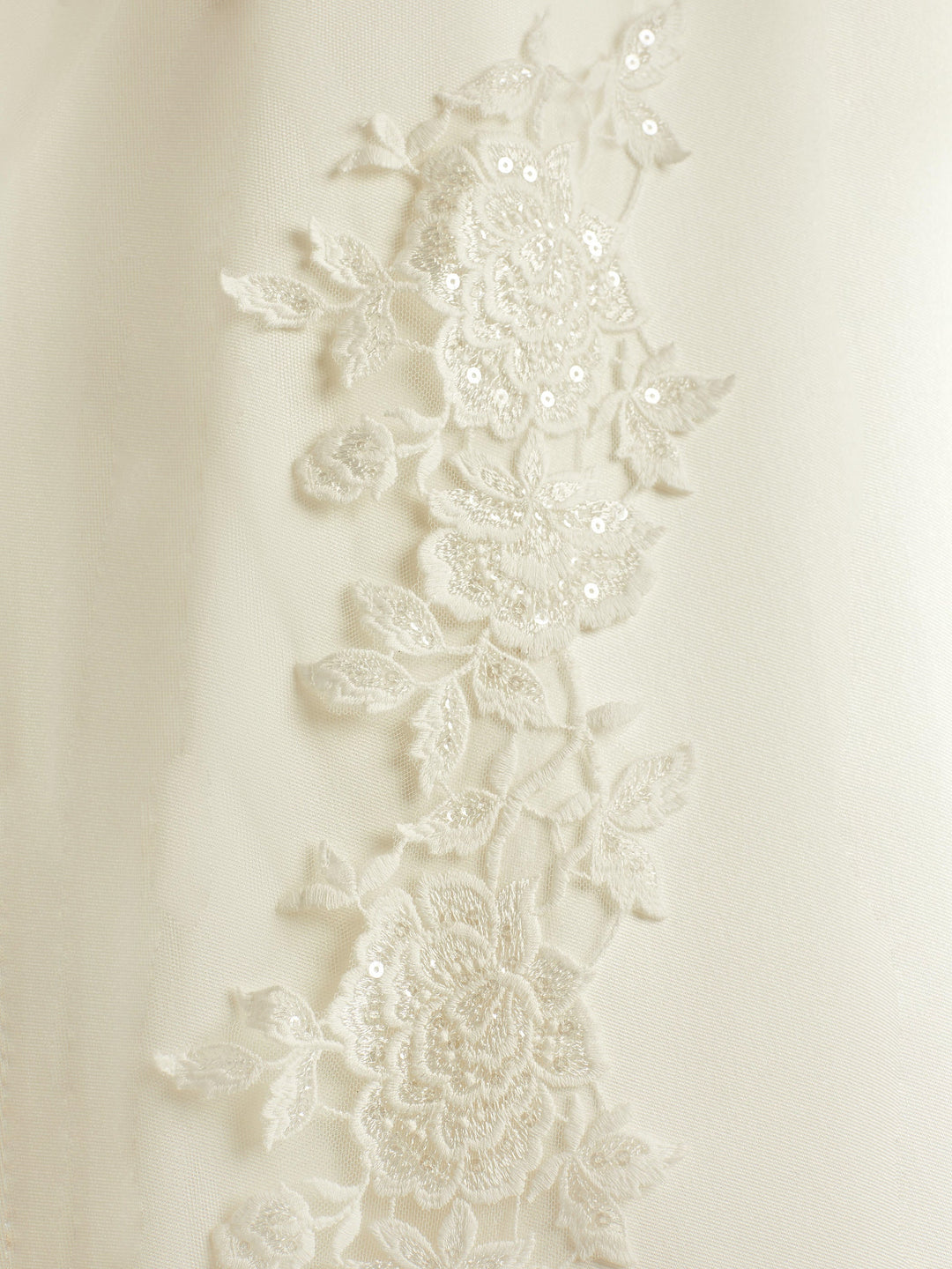 Détail de la dentelle brodée en relief du voile de mariée S342