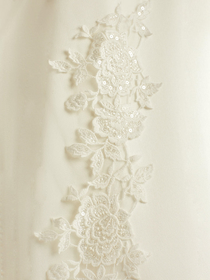 Détail de la dentelle brodée en relief du voile de mariée S342