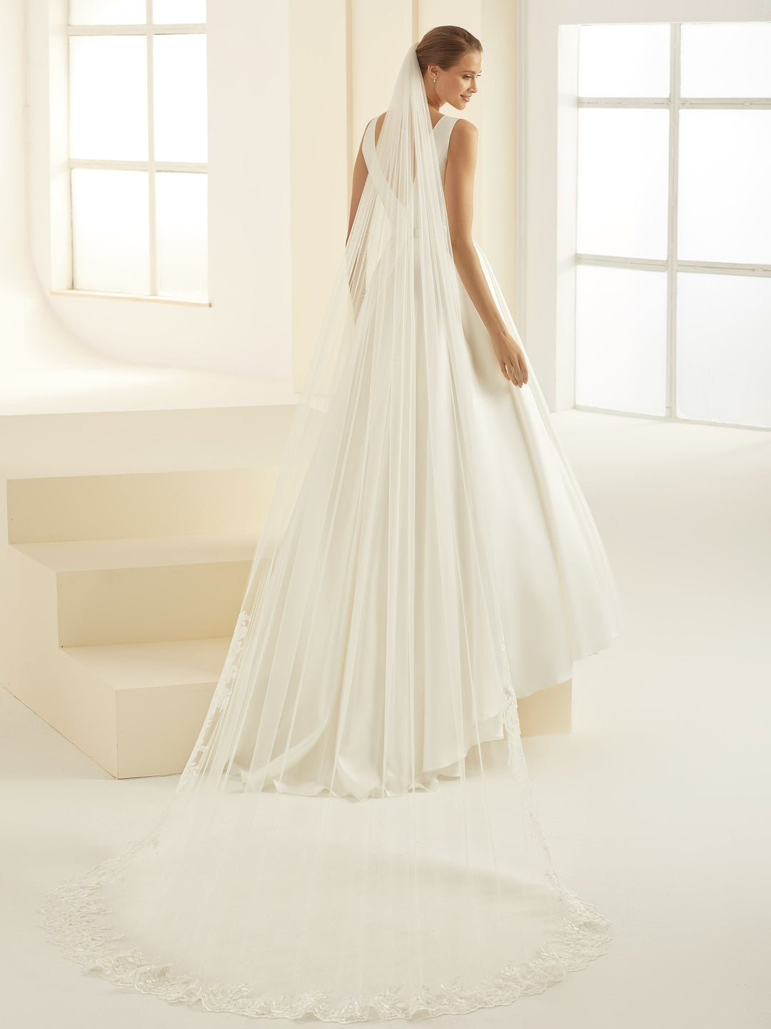 Voile de mariée cathédrale 300 cm en tulle souple ivoire bordé d'une large dentelle brodée à sequins S347 Bianco Evento