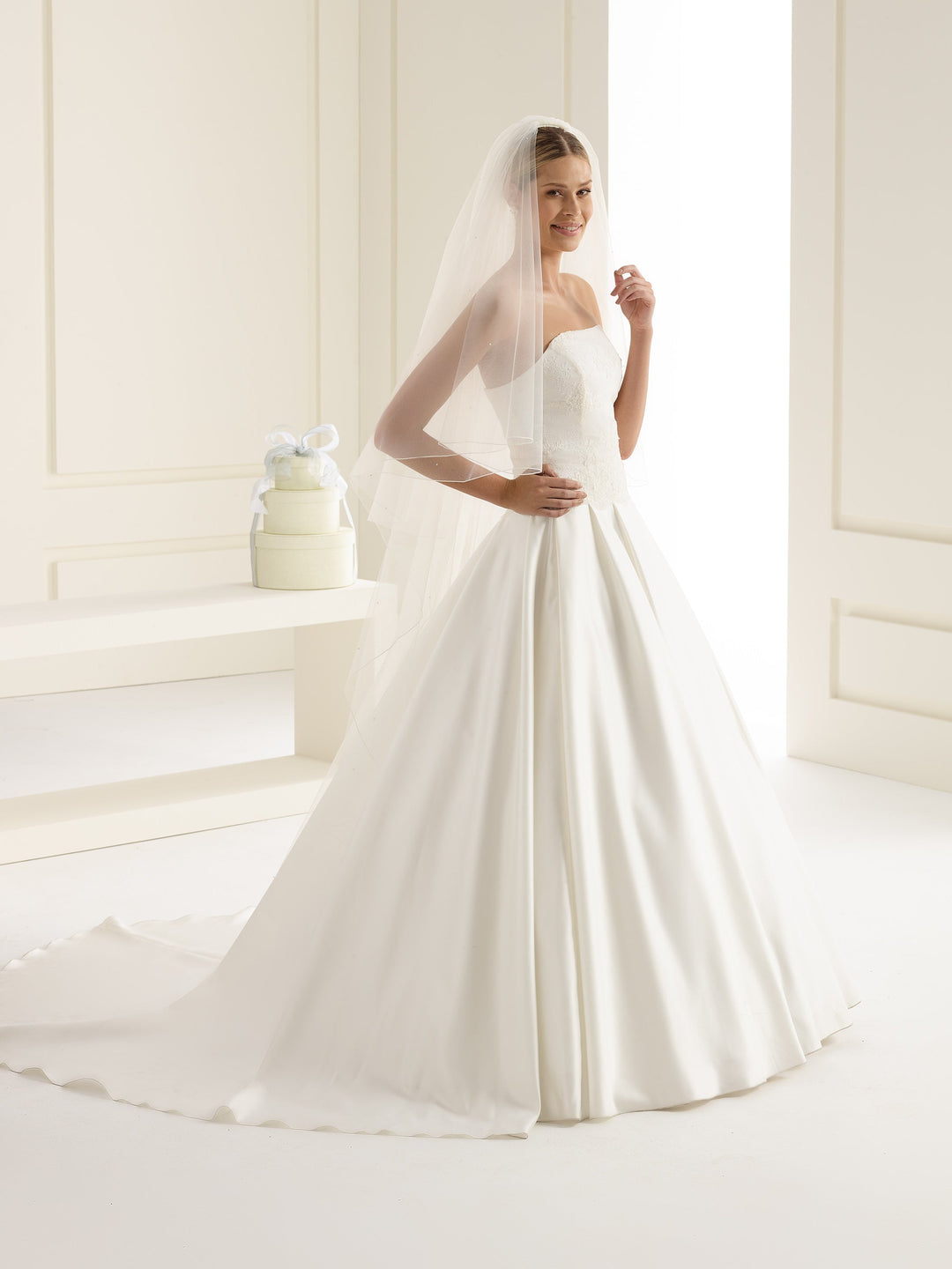Voile de mariée avec rabat 170 cm à bordure festonnée et cristaux S35 Bianco Evento