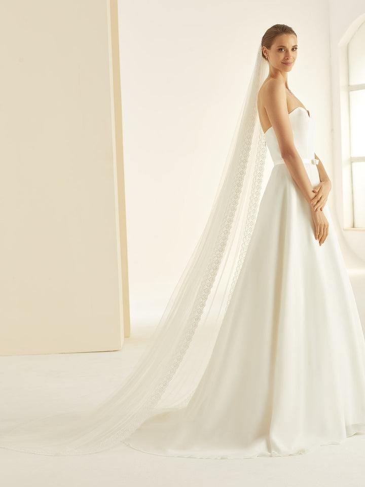 Voile de mariée cathédrale 250 cm en tulle souple ivoire bordé d'une large guipure ajourée S352 Bianco Evento