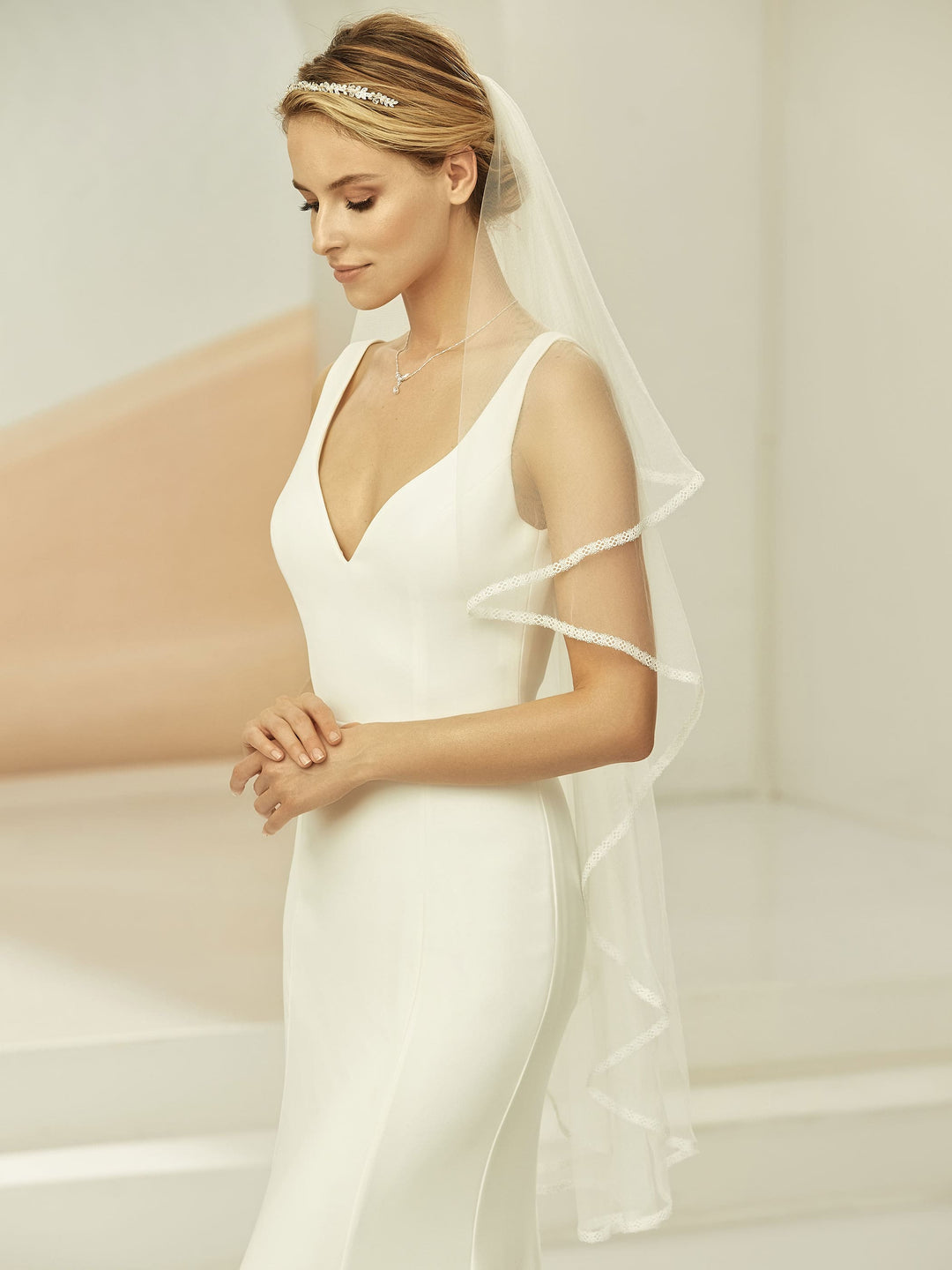 Voile de mariée court 110 cm en tulle souple ivoire bordé d'un galon de guipure fine S365 Bianco Evento