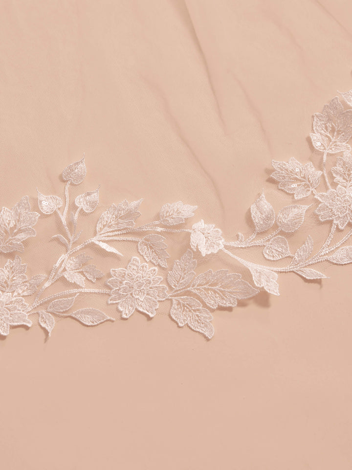 Détail de la bordure en dentelle du voile de mariée cathédrale 300 cm S406 Bianco Evento