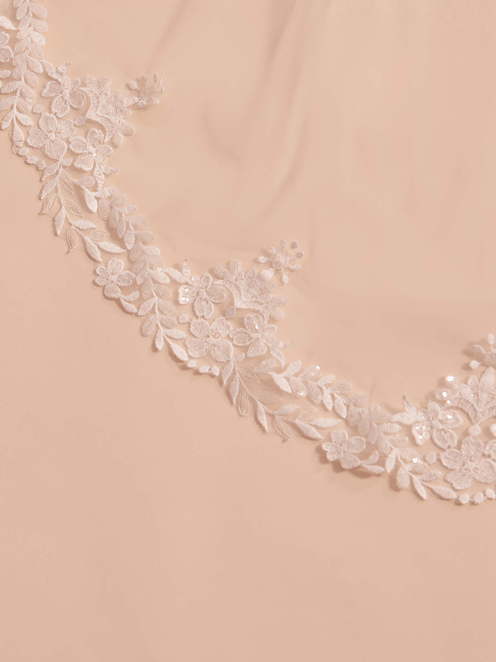 Détail de la bordure en dentelle du voile de mariée court 110 cm S412 Bianco Evento