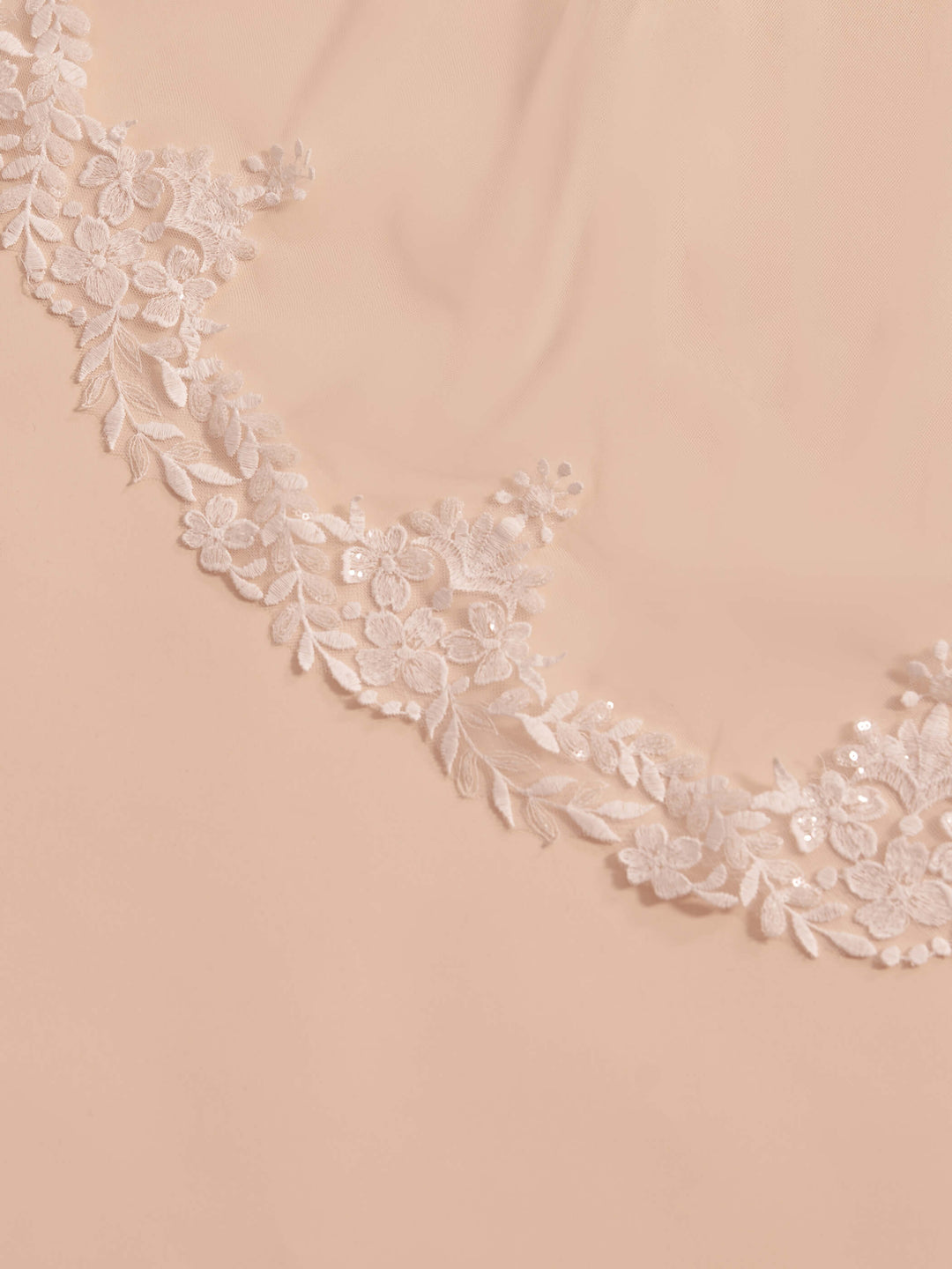 Détail de la bordure en dentelle du voile de mariée court 110 cm S412 Bianco Evento