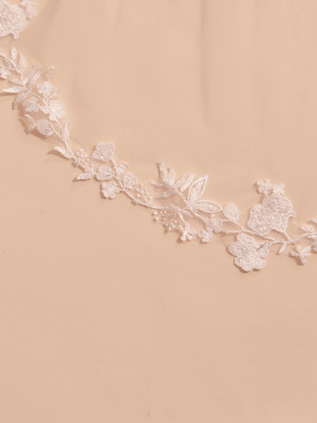 Détail de la dentelle fine ourlant le voile de mariée 110 cm S413 Bianco Evento