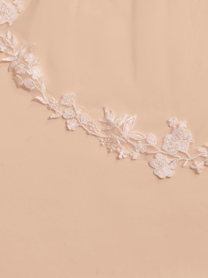 Détail de la dentelle fine ourlant le voile de mariée 110 cm S413 Bianco Evento