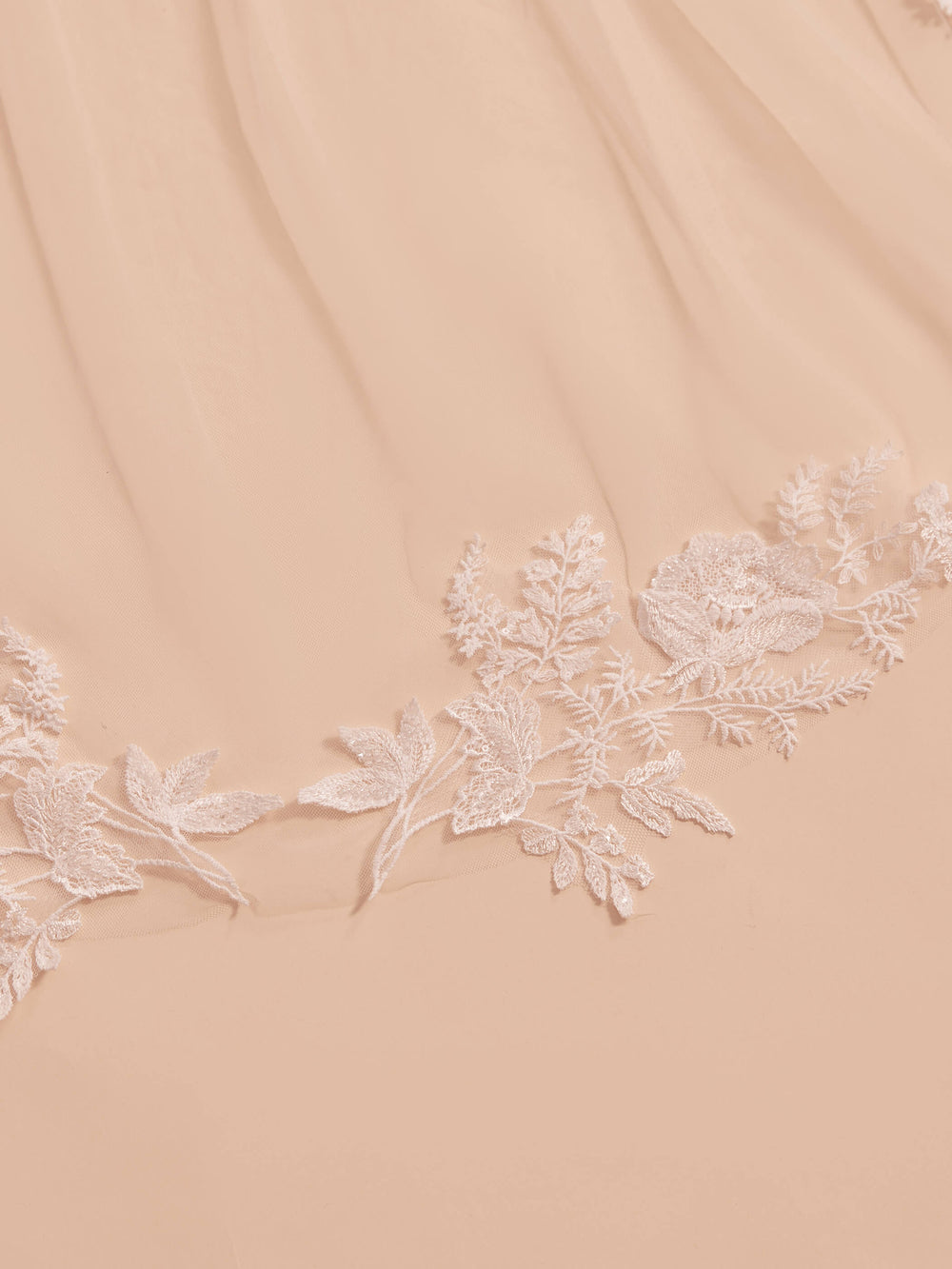 Détail des appliques de dentelle et du bord coupé du voile de mariée 300 cm S416 Bianco Evento