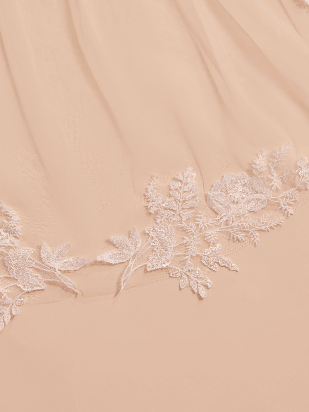 Détail des appliques de dentelle et du bord coupé du voile de mariée 300 cm S416 Bianco Evento