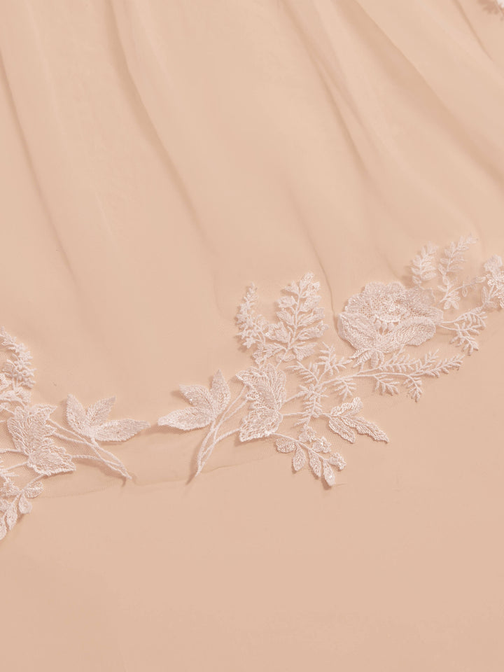 Détail des appliques de dentelle et du bord coupé du voile de mariée 300 cm S416 Bianco Evento