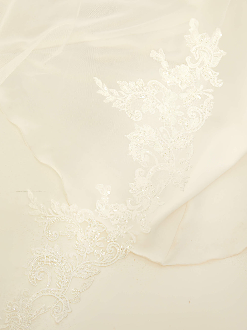 Détail du bord coupé et de la bordure en dentelle du voile de mariée 300 cm S426 Bianco Evento
