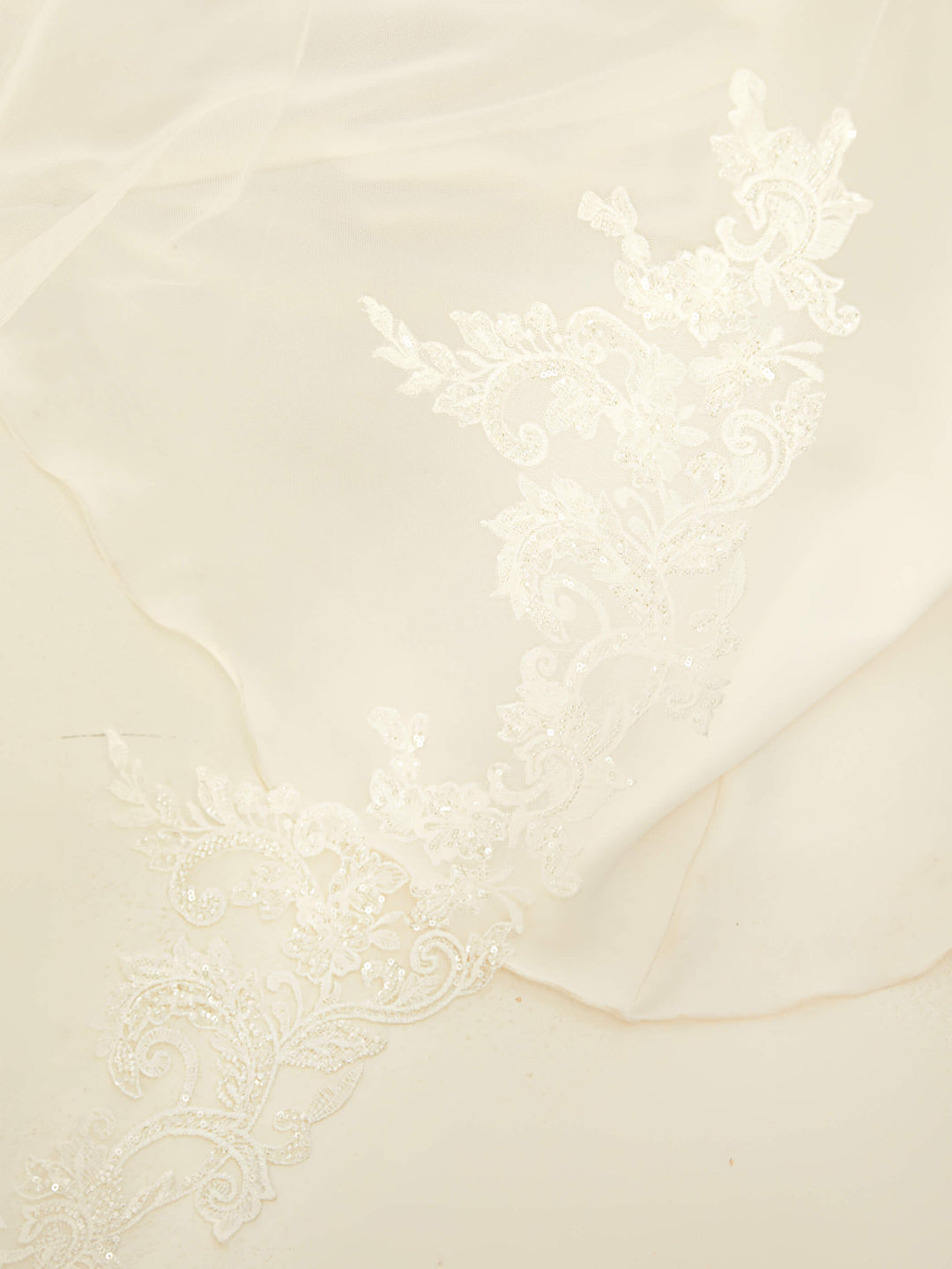 Détail du bord coupé et de la bordure en dentelle du voile de mariée 300 cm S426 Bianco Evento