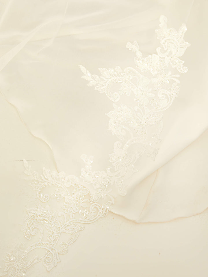 Détail du bord coupé et de la bordure en dentelle du voile de mariée 300 cm S426 Bianco Evento