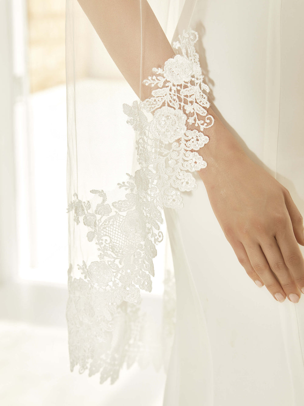 Détail du bord coupé à vif et de la dentelle du voile de mariée court 110 cm S432 Bianco Evento