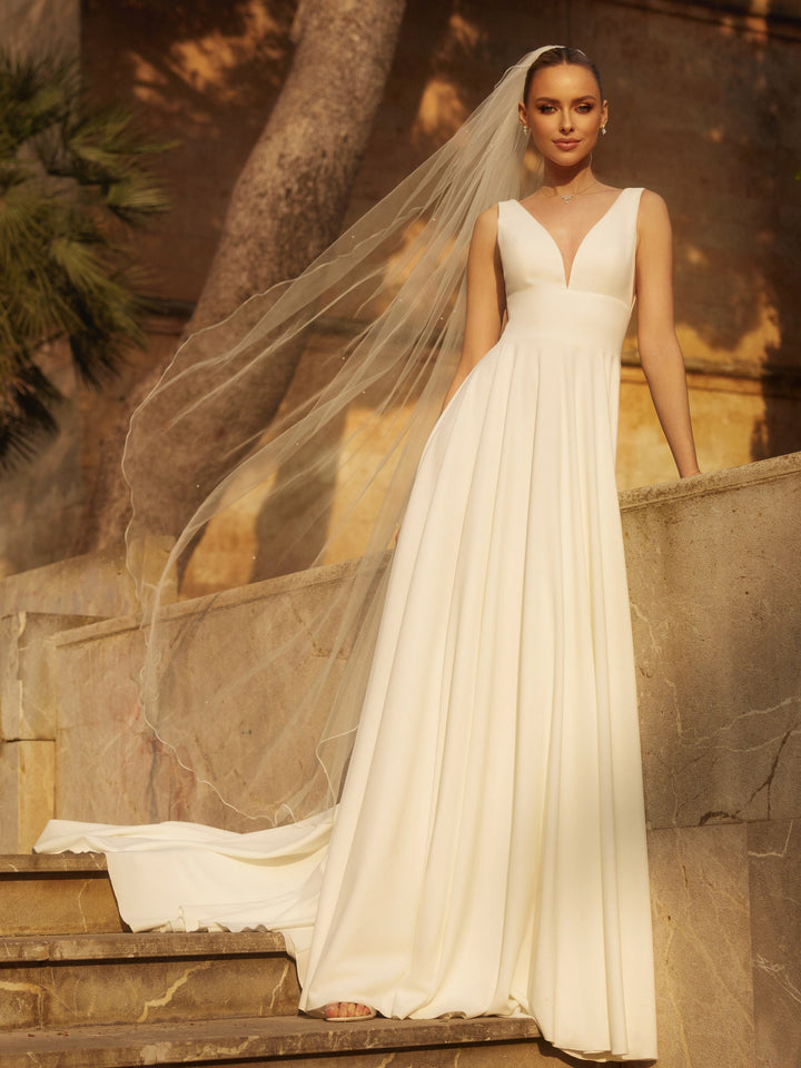 Mariée de dos portant le voile 170 cm en tulle souple ivoire S476 Bianco Evento
