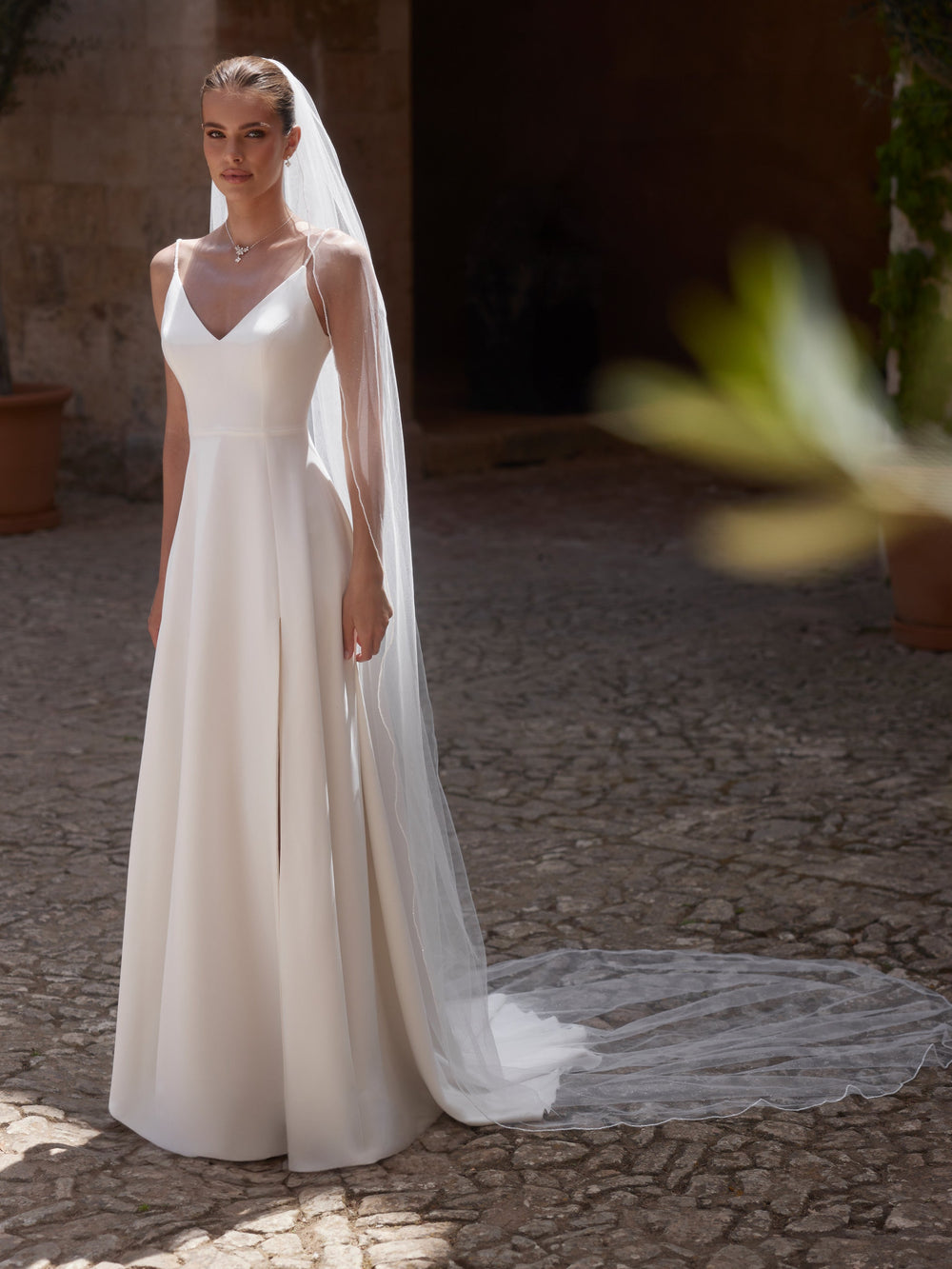 Voile de mariée cathédrale 300 cm en tulle pailleté ivoire à bordure en perles de verre S521 Bianco Evento