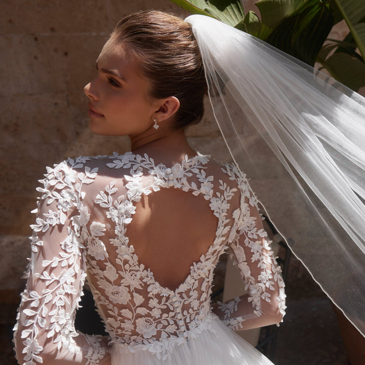 Mariée portant le voile cathédrale 300 cm en tulle pailleté ivoire S521 Bianco Evento