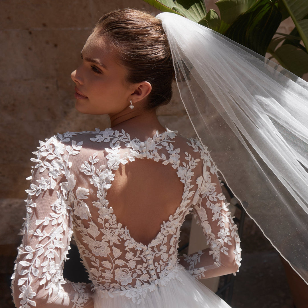 Mariée portant le voile cathédrale 300 cm en tulle pailleté ivoire S521 Bianco Evento