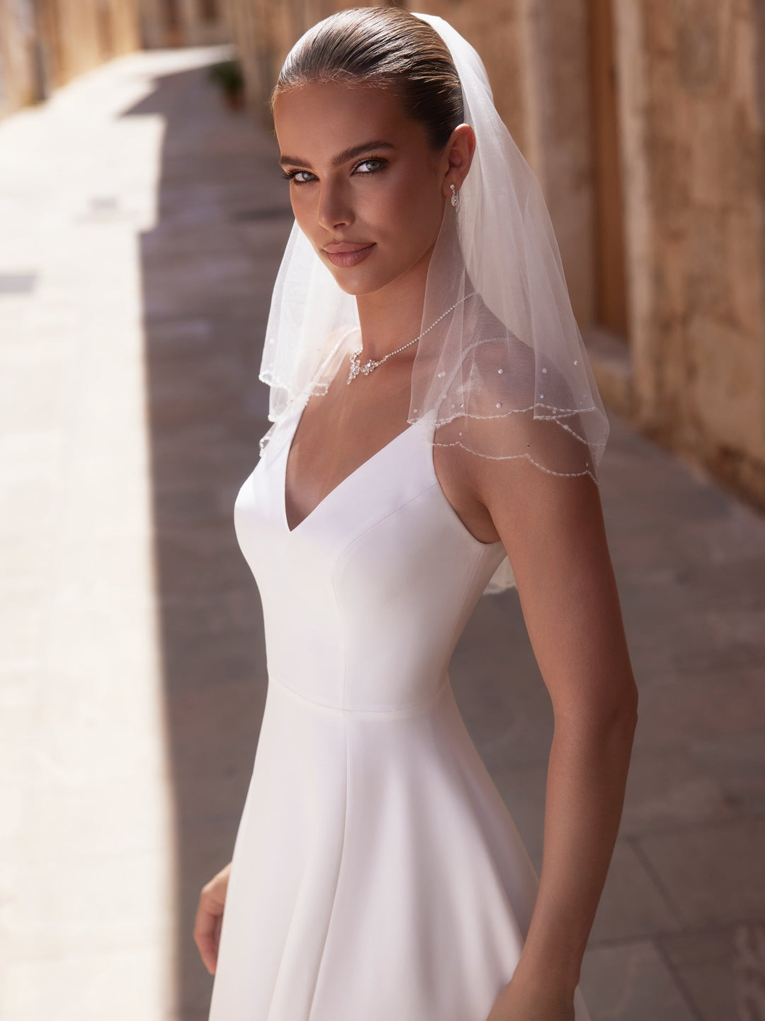 Voile de mariée court à deux couches avec rabat 80 cm en tulle souple ivoire à bord perlé S523 Bianco Evento